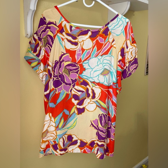 Crepas Women’s Size 1X Flutter sleeve multi color tunic with details at the neck - Picture 2 of 7